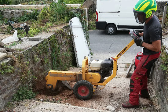 Rognage de souche dans une allée-escalier