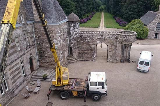 Point de vue du château de  De Menou à Plouvorn depuis une nacelle déployée